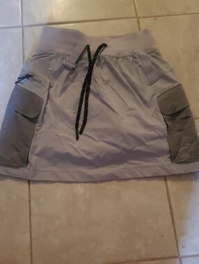 lululemon athletica light gray skort with cargo pockets
